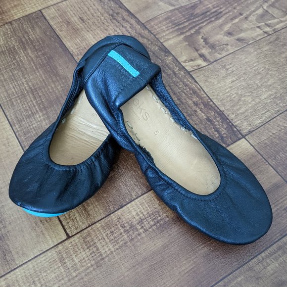 Tieks Shoes - Tieks Black Leather Ballet Flats - size 5